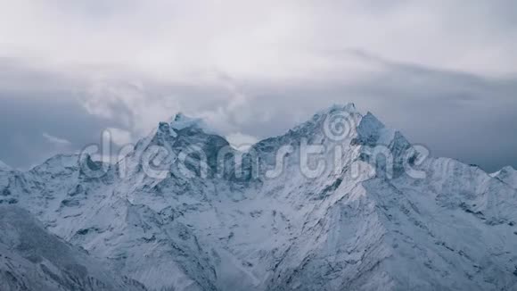 喜马拉雅山上平静柔和的日出视频的预览图