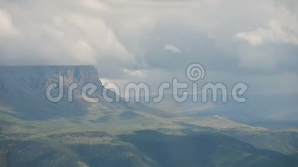北高加索绿色山谷在史诗高原脚下的4K时间推移天气变化和远照视频的预览图
