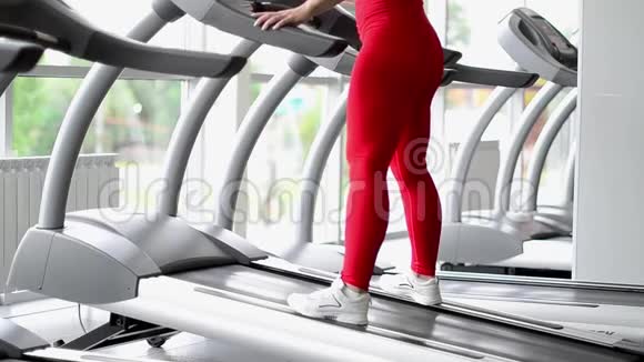 女人在健身房跑步机上跑步体育俱乐部的训练视频的预览图