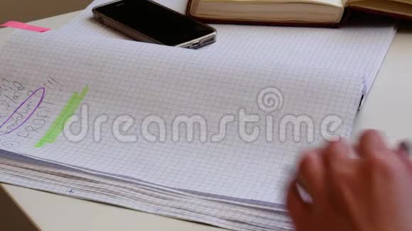 4K特写一个女商人用记号笔为她的商业计划写一个标题美丽的女人手写在视频的预览图