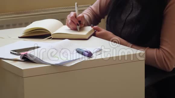 4K商业理念女商人写商业计划书美丽的女人手写在笔记本上商务视频的预览图