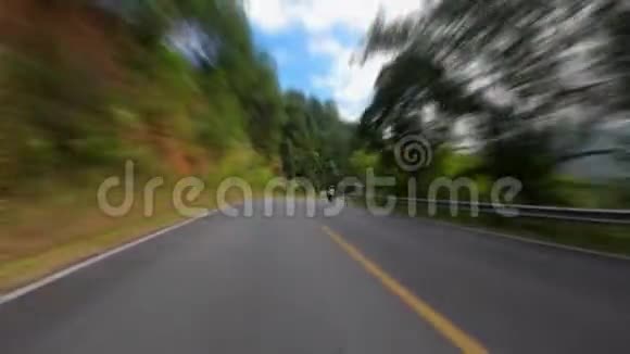 乡村道路上的时间推移快速的移动速度在农村的地方木材和森林具有运动模糊的效果视频的预览图