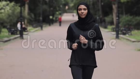 年轻的PreetyMuslin女人穿着Hijabt在公园会见年轻人运行微笑概念健康生活方式视频的预览图