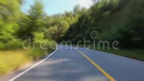 乡村道路上的时间推移快速的移动速度在农村的地方木材和森林具有运动模糊的效果视频的预览图