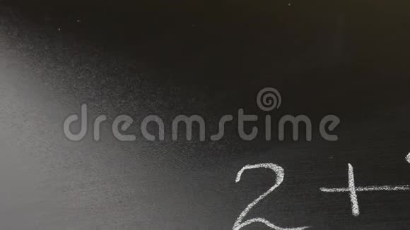 一块黑板上写着数学例子给孩子们回到学校的概念视频的预览图