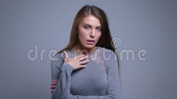 特写照片上的年轻白种人患病女性咳嗽和感觉不好的背景孤立在灰色视频的预览图