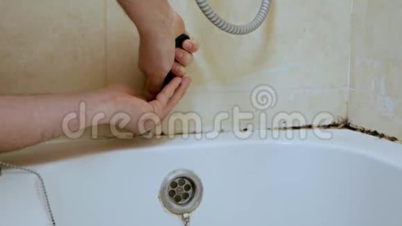 在潮湿通风不良湿度大重量轻的浴室瓷砖接缝处会有清洁霉菌和铁锈视频的预览图