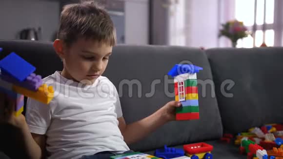 把玩积木玩具的可爱男孩关起来视频的预览图