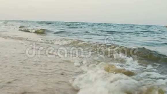日落时海浪拍打的慢动作概念暑假和自然美景视频的预览图