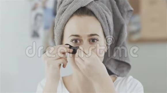 女人头上戴着毛巾眼睛下面贴着一块清爽的胶原蛋白水解面膜视频的预览图