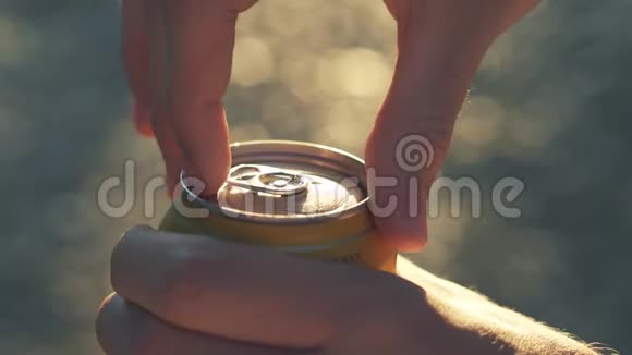 打开雾蒙蒙的湿罐啤酒阳光背光室外视频的预览图