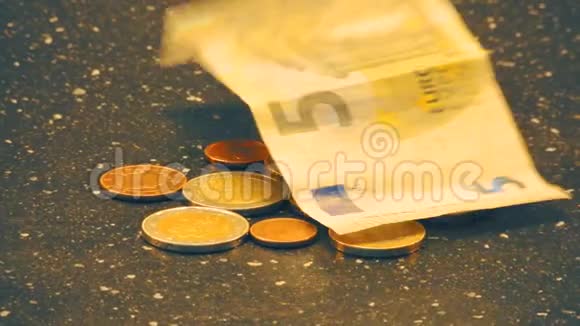 关于黑桌上欧元纸币贬值的B卷视频视频的预览图