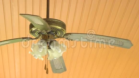 吊在天花板上的老式风扇灯的特写视频的预览图