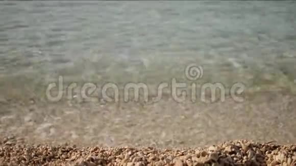 海浪翻滚上岸克罗地亚布雷拉温暖的海洋亚得里亚海清澈的海水卵石滩视频的预览图