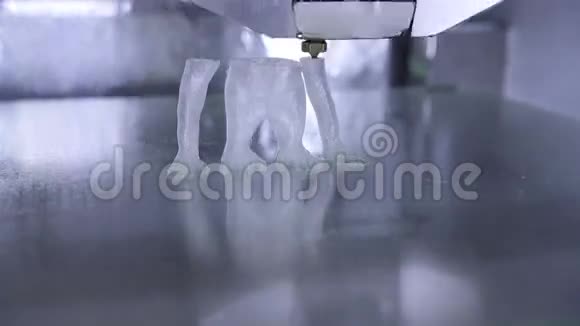 3D打印机用塑料长丝打印人像猴子的时间推移视频的预览图
