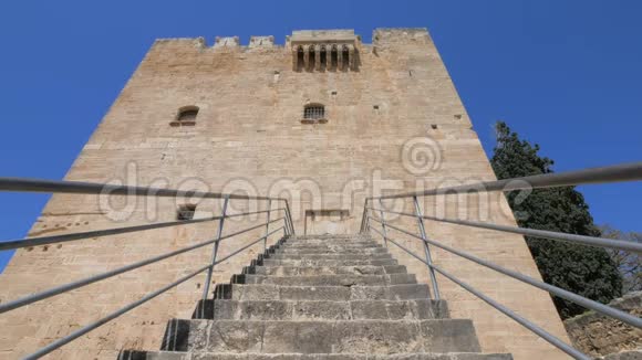 塞浦路斯Kolossi城堡立面和楼梯倾斜视频的预览图