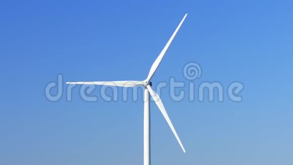 巨大的风力发电机风车螺旋桨特写视频的预览图