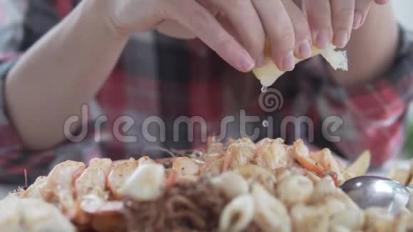 女手泡一盘海鲜柠檬汁视频的预览图