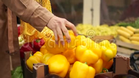 女人在超市买水果黄色美丽的木瓜她把蔬菜放在可重复使用的袋子里生态包装视频的预览图