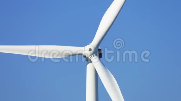 巨大的风力发电机风车螺旋桨特写视频的预览图
