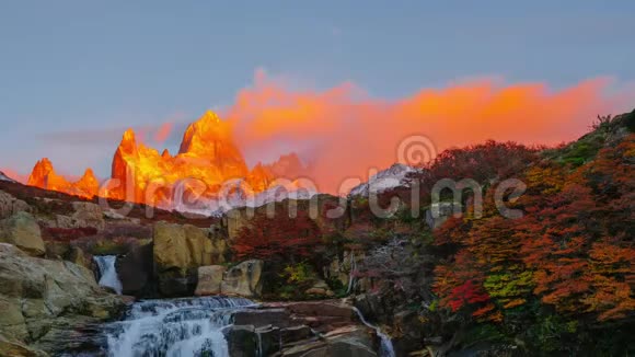 从日出的时候可以看到菲茨罗伊山和洛斯格利亚雷斯国家公园的瀑布巴塔哥尼亚的秋天视频的预览图