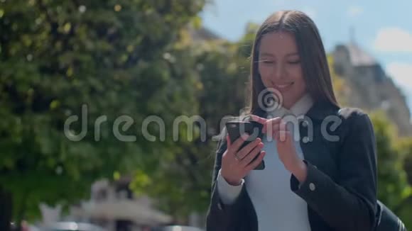 年轻的职业女商人走在城市的街道上阳光慢动作视频的预览图