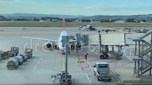 德国斯图加特机场飞机上的行李装载视频的预览图