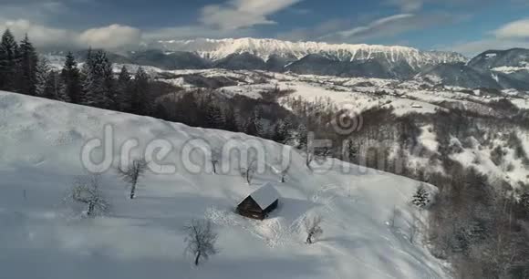 罗马尼亚无人驾驶飞机的喀尔巴阡山4K空中录像视频的预览图