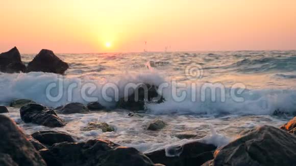 海浪在海岸的岩石上飞溅缓慢的运动视频的预览图