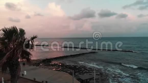 在日落时分在地中海附近散步享受度假的快乐轻松的游客鸟瞰视频的预览图