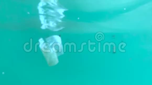 塑料垃圾漂浮在海面上视频的预览图