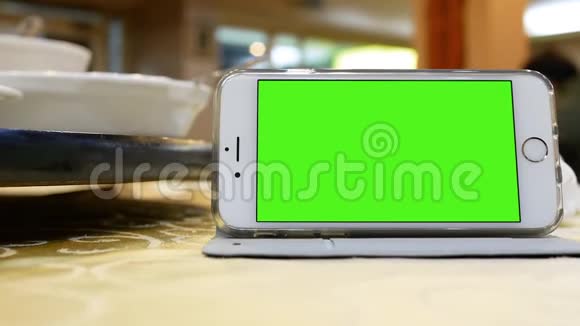 绿色屏幕手机的运动人们转动桌子吃食物视频的预览图