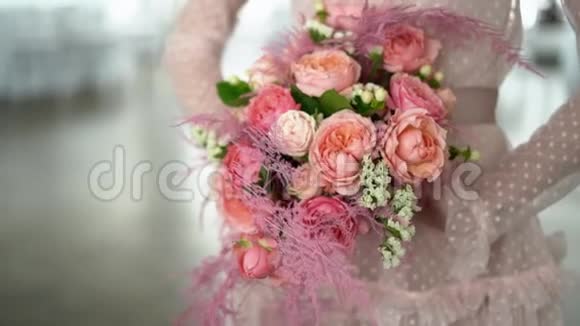 新娘手中的一束玫瑰和珊瑚色的珠宝2视频的预览图