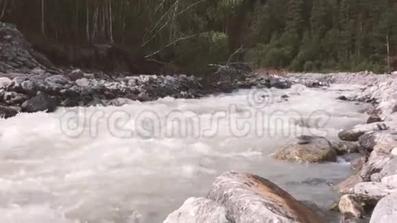 在山林中奔流着山河视频的预览图