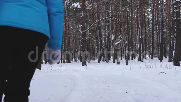 在冬天的雪地公园里父母骑着孩子在雪碟上爸爸妈妈和女儿在圣诞节玩视频的预览图