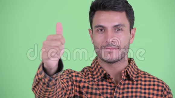 快乐的西班牙年轻时髦男人竖起大拇指视频的预览图