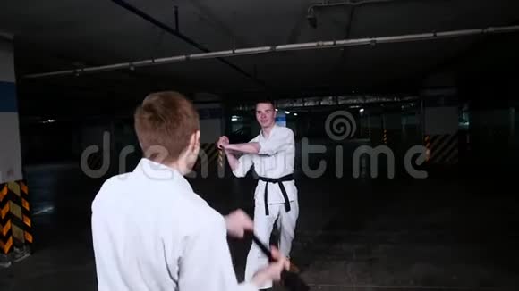 两个穿着和服的年轻人训练他们的武术技能剑战视频的预览图