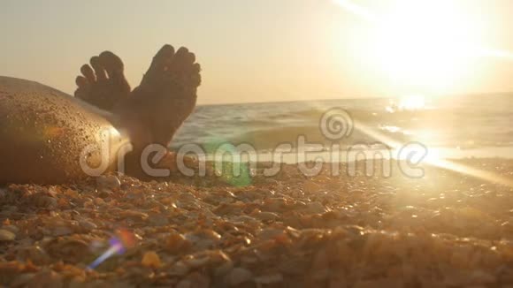 女孩在海边享受日出年轻女子在夏天在海岸放松视频的预览图