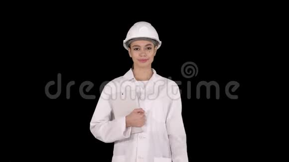 女医生工程师用数字平板电脑走路阿尔法频道视频的预览图