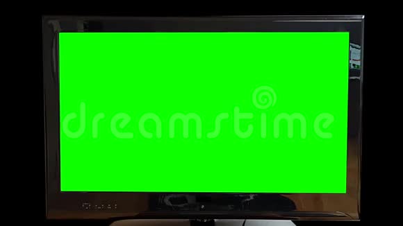 黑色背景的现代平板电视绿色屏幕慢慢放大视频的预览图