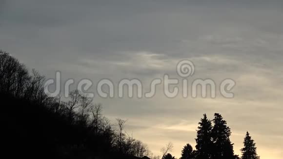 日落时分飞机在飞行视频的预览图