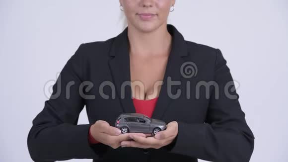 年轻快乐的金发女商人拿着玩具车视频的预览图
