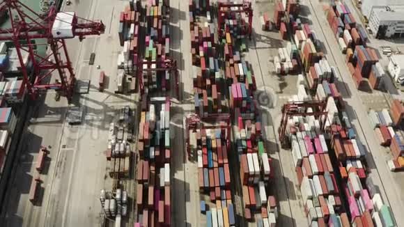 香港葵青货柜码头运输网络卡车货柜的鸟瞰图视频的预览图