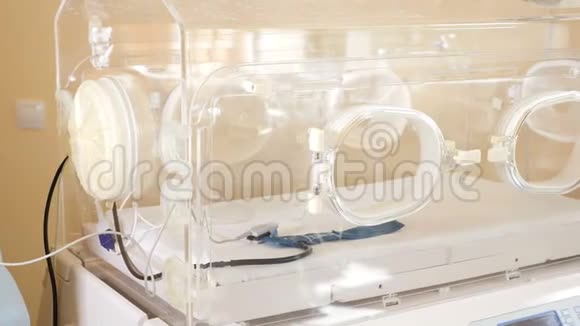 医院的空婴儿孵化器医疗设备概念产科关闭一个空的孵化室视频的预览图
