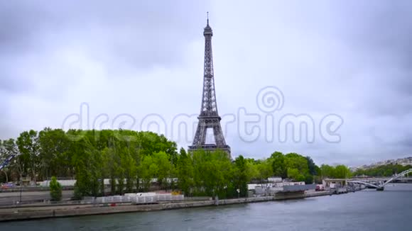 巴黎的埃菲尔铁塔和塞纳河视频的预览图