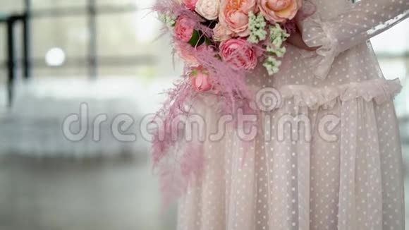 新娘手中的一束玫瑰和珊瑚色的珠宝2视频的预览图