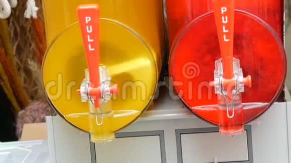 冰汁机榨汁机含有一排红色和黄色的刷子是在街道上的垃圾机中准备的视频的预览图