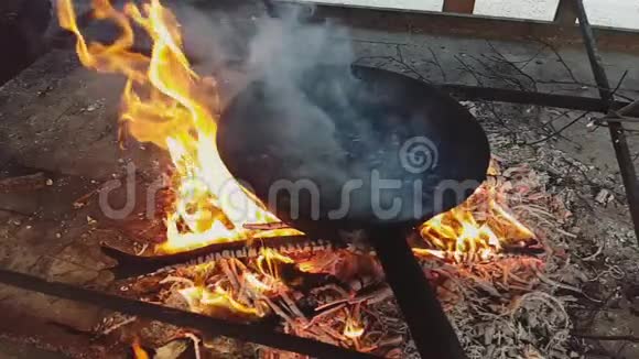栗子在火边煮的时候动作缓慢视频的预览图