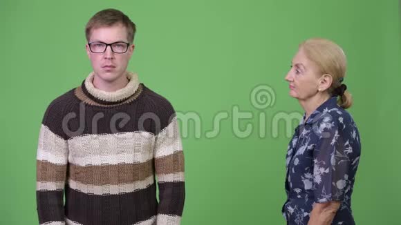 愤怒的祖母和漠不关心的孙子和耸耸肩说话视频的预览图