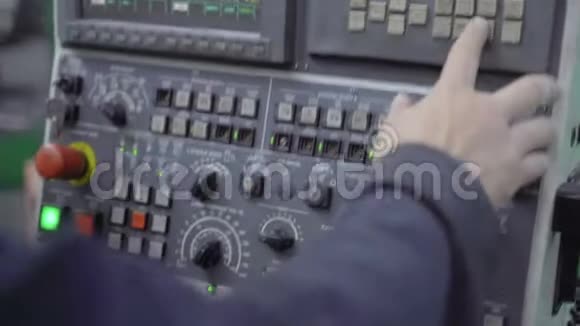 工人用显示器按下旧控制面板的按钮视频的预览图